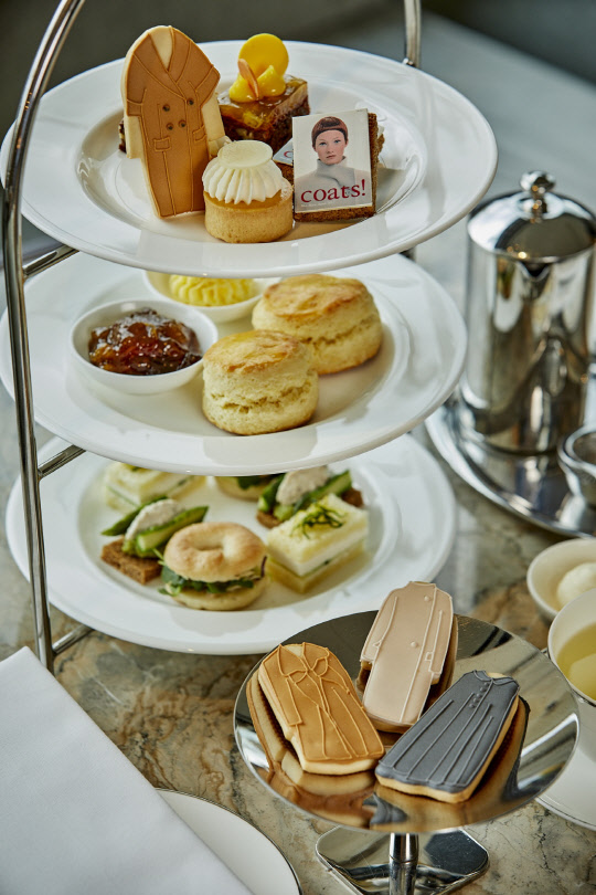 JW 메리어트 동대문 스퀘어 서울 '더 라운지'가 11월 29일부터 12월 18일까지 패션 브랜드 막스마라(Max Mara)와 협업으로 감각적인 디자인을 반영한 '막스마라 코트! 애프터눈 티 세트'를 선보인다. 이번 티 세트는 완벽한 코트를 위해 60년 이상의 디자인 역사를 쌓아온 막스마라와 콜래보레이션으로 기획됐다. 디저트의 색감부터 재료, 장식까지 막스마라만의 다양한 감각적인 이미지와 섬세한 실루엣에 영감을 받아 완성했다. JW 메리어트 동대문 스퀘어 서울 제공